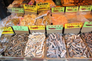 New York, ABD - 1 Temmuz 2013: Kuru gıda bakkal dükkanı New York'taki Çin mahallesinde. NYC Chinatown 100.000 kişilik bir tahmini nüfusa sahiptir ve Asya dışında en eski Chinatowns biri..