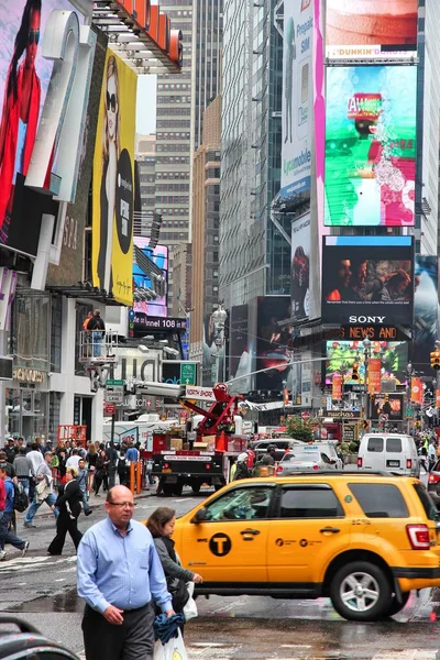 美国纽约 2013 人访问雨季时代广场在纽约 在百老汇和第七大道交界处广场进行了约 3900 万的游客 — 图库照片