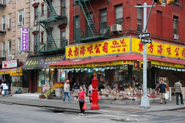 2013年7月1日 ニューヨークのチャイナタウンに人々が訪れます ニューヨーク チャイナタウンの人口は推定10万人で アジア圏外で最も古いチャイナタウンの1つです — ストック写真