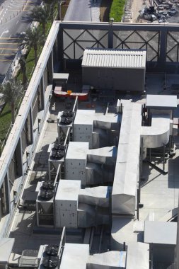 HVAC sistemleri çatı - endüstriyel Klima bir büyük sergi salonunda.