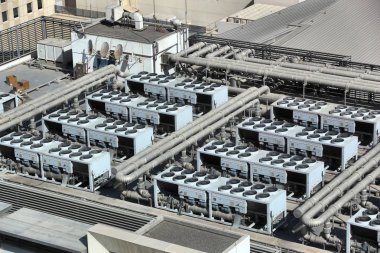 HVAC sistemleri çatı - endüstriyel Klima bir büyük sergi salonunda.