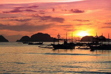 Filipinler 'de gün batımı - El Nido, Palawan adasında manzara.