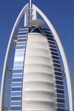 Dubai, UAE - 23 Kasım 2017: Dubai 'deki Burj Al Arab gökdeleni. Yelken şekilli modern otel Jumeirah Grubu tarafından yönetiliyor..