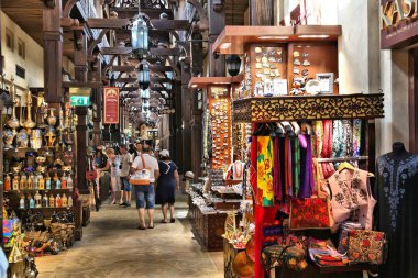 Dubai, Birleşik Arap Emirlikleri - 23 Kasım 2017: Souk Madinat Jumeirah de Dubai, insanlar Dükkanı. Madinat Jumeirah resort, geleneksel Arap tarzı çarşı bir parçasıdır.