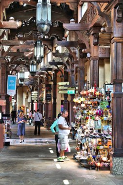 Dubai, Birleşik Arap Emirlikleri - 23 Kasım 2017: Souk Madinat Jumeirah de Dubai, insanlar Dükkanı. Madinat Jumeirah resort, geleneksel Arap tarzı çarşı bir parçasıdır.