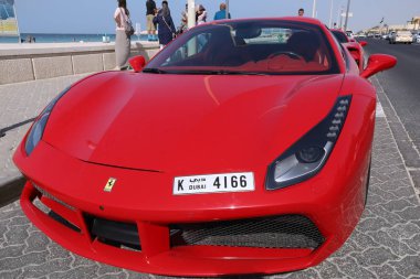 Dubai, Birleşik Arap Emirlikleri - 23 Kasım 2017: Ferrari 488 Gtb içinde Dubai, Türkiye tarafından insanlar yürümek. Dubai şehir başına 1.000 541 arabalar bir araba sahipliği oranına sahip.