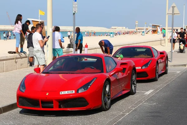 Dubaj Zea Listopada 2017 Ludzie Chodzą Przez Ferrari 488 Gtb — Zdjęcie stockowe