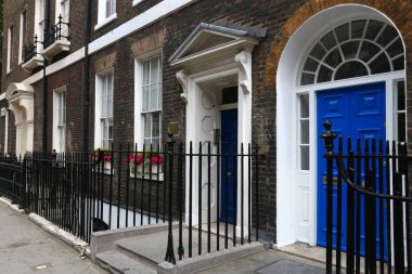 Bloomsbury West End, Londra, İngiltere - Gürcü ön kapı.