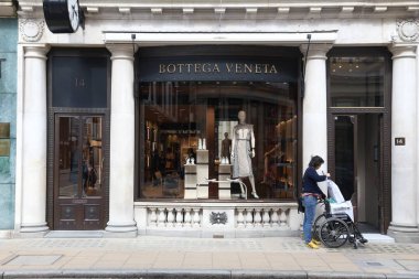 Londra, İngiltere - 9 Temmuz 2016: Shopper Bottega Veneta moda salonu eski Bond Street Londra yürüyor. Bond Street Londra'nın West End büyük alışveriş caddesi olan.