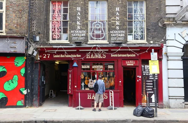 London Juli 2016 Person Besucht Guitar Store Denmark Street London — Stockfoto