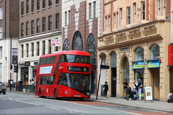 2016 새로운 Routemaster Holborn 런던에서 하이브리드 버스는 아이코 데커의 새로운 — 스톡 사진