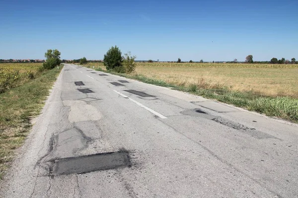 Superfície Estrada Danificada Com Remendos Estrada Regional Negotin Sérvia — Fotografia de Stock