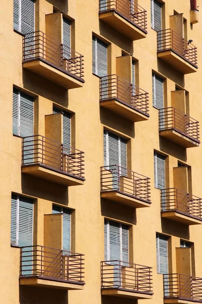 ヨーロッパ ティミショアラ ルーマニアの一般的な都市家のアパートの建物 — ストック写真
