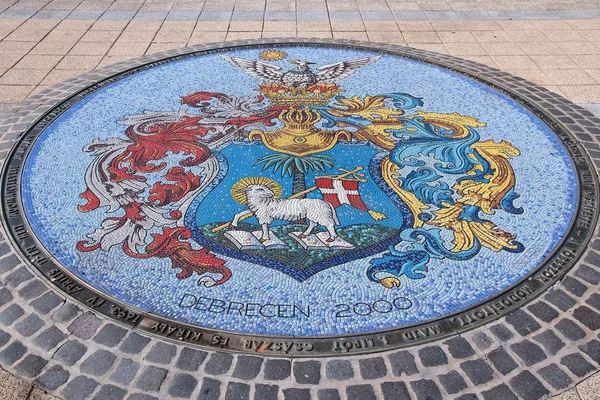 Debrecen, Macaristan - 26 Ağustos 2012: Debrecen, Macaristan şehir kat mozaik sanatı. Debrecen 2 en büyük Macaristan 203,059 nüfusa sahip olduğunu.