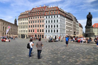 DRESDEN, GERMANY - 10 Mayıs 2018: Almanya 'nın en büyük 12. şehri olan Dresden' in Neumarkt Meydanı 'nı ziyaret edenler.