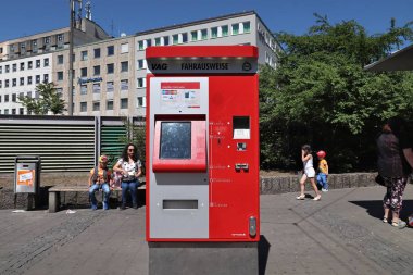 Nürnberg, Almanya - 6 Mayıs 2018: Bilet makine toplu taşıma (Vag) Nuremberg, Almanya. Nürnberg orta Franconia içinde yer alır. Burada 511,628 insanlar yaşıyor.