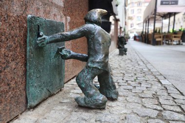 Wroclaw, Polonya - 11 Mayıs 2018: Gnome cüce küçük heykel Wroclaw, Polonya. Wroclaw 350 gnome heykeller şehrin vardır..