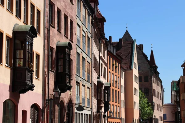 Nürnberg Deutschland Region Mittelfranken Wohnstraßenblick Mit Traditionellen Balkonen Oder Loggien — Stockfoto