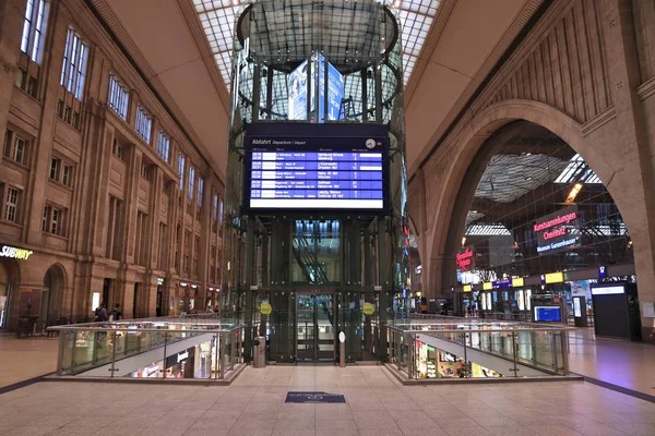 Leipzig Germania Maggio 2018 Passeggeri Affrettano Alla Stazione Ferroviaria Hauptbahnhof — Foto Stock