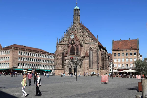 Nuremberg Alemanha Maio 2018 Pessoas Visitam Praça Principal Hauptmarkt Nuremberga — Fotografia de Stock