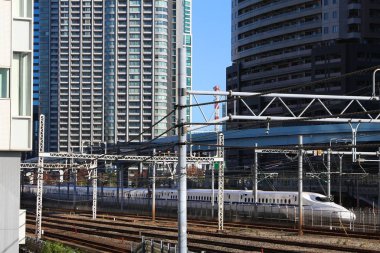 Hızlı tren Tokyo, Japonya'da izler. Büyük şehir ulaşım altyapısı.