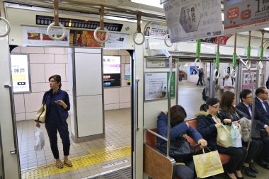 Osaka, Japonya - 22 Kasım 2016: İnsanlar Japonya'nın Osaka Metro metro tren yolculuğu. Osaka Metro 133 istasyonları bulunuyor ve her gün 2 milyondan fazla yolcu taşıyan.