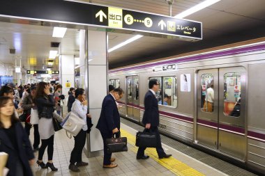 Osaka, Japonya - 22 Kasım 2016: İnsanlar bir metro treninin Japonya'nın Osaka Metro kurulu. Osaka Metro 133 istasyonları bulunuyor ve her gün 2 milyondan fazla yolcu taşıyan.