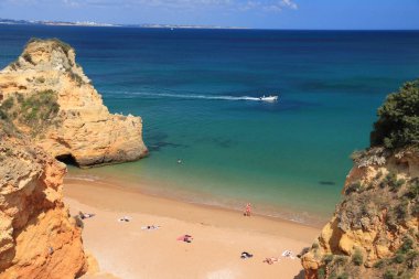 Portekiz Atlantik sahil peyzaj Algarve bölgesi. Praia yapmak Pinhao kumlu plaj.