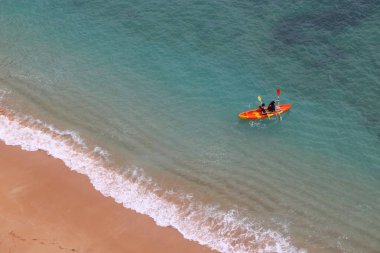 Algarve, Portekiz - 27 Mayıs 2018: Portekiz Algarve bölgesinde Benagil Plajı'nda deniz kayağı. Algarve kıyı bölgesinin her yıl 17 milyondan fazla turist çeken.