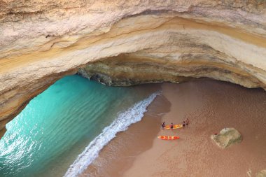 Algarve, Portekiz - 27 Mayıs 2018: Portekiz Algarve bölgesinde Benagil Plajı'nda deniz kayağı. Algarve kıyı bölgesinin her yıl 17 milyondan fazla turist çeken.