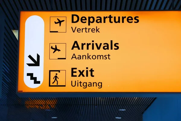 Generische Flughafenbeschilderung Amsterdam Englische Und Niederländische Sprachzeichen — Stockfoto