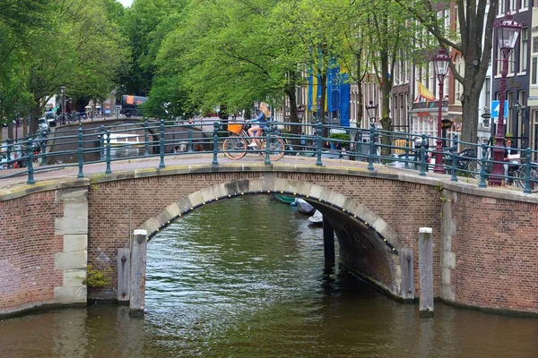 Amsterdam Nederland Juli 2017 Rijdt Persoon Een Fiets Reguliersgracht Kanaal — Stockfoto