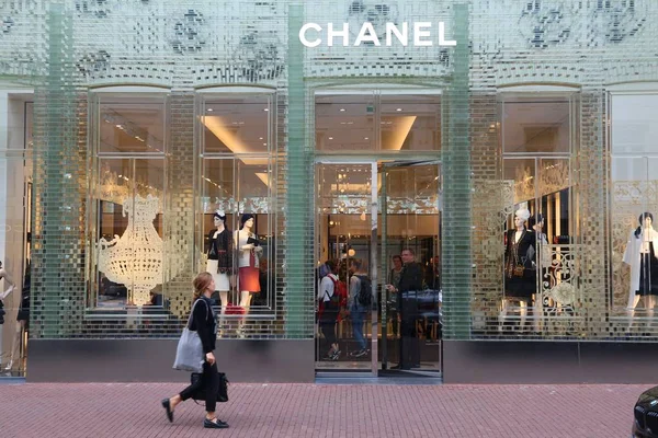 Amsterdam Netherlands July 2017 Person Walks Chanel Fashion Shop Hooftstraat — Stock Photo, Image