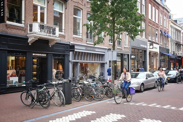 Amsterdam Netherlands July 2017 People Visit 阿姆斯特丹的胡夫特拉特皮埃特 科内里斯 胡夫特拉特是荷兰高档购物街 — 图库照片