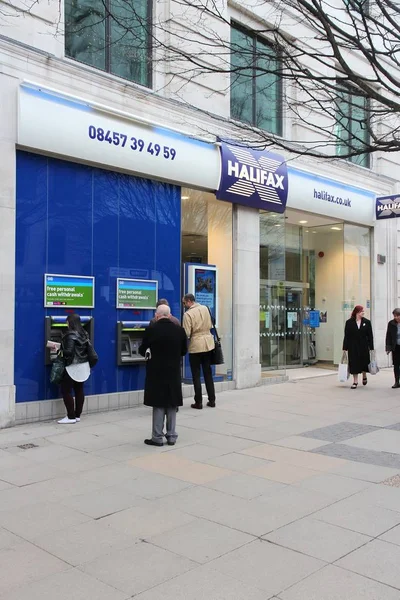 英国伯明翰 2013年4月19日 人们访问英国伯明翰的哈利法克斯银行 哈利法克斯是劳埃德银行集团的一部分 欧洲最大的银行公司之一 — 图库照片