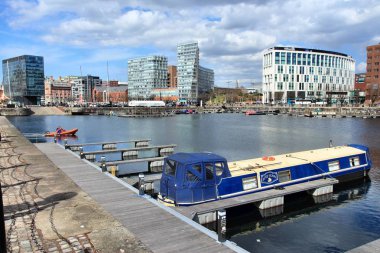 Liverpool, İngiltere - 20 Nisan 2013: Dock Liverpool, İngiltere'de Modern ve eski şehir karıştırır. Ünlü Dock Liverpool'ın Unesco Dünya Mirası, bir önemli turizm hedef alan.
