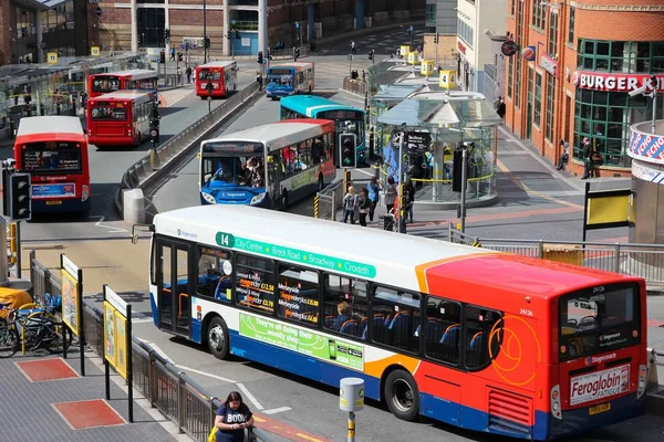 Liverpool April 2012 Liverpool Fahren Die Leute Mit Postbussen Weiter — Stockfoto