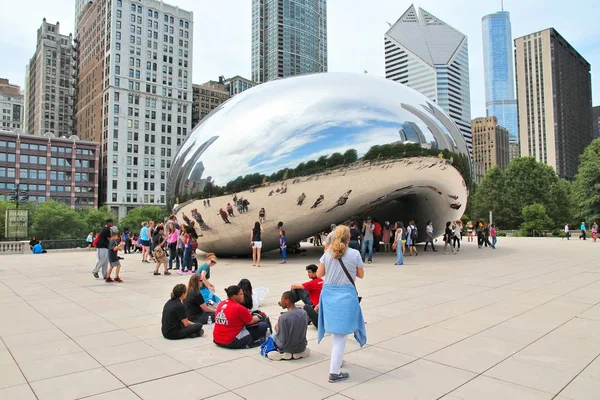 Chicago Junio 2013 Gente Visita Cloud Gate También Conocida Como — Foto de Stock