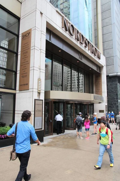 芝加哥 2013年6月26日 购物者步行在 Nordstrom 百货公司在壮丽的英里在芝加哥 宏伟的里程是美国最有声望的购物区之一 — 图库照片