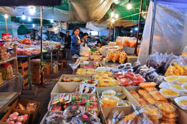 Bangkok, Tayland - 21 Aralık 2013: Gece pazarı Bangkok, tatlılar. Pak Khlong Talat Pazar 24 saat açıktır.