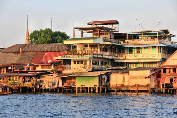 Bangkok Domy Domy Biednych Nabrzeża Rzeki Chao Phraya — Zdjęcie stockowe