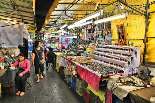 2013 人们访问曼谷夜市 Patpong 是曼谷的娱乐区 曼谷是泰国首都 830 万人住在这里 — 图库照片