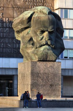 Chemnitz, Almanya - 8 Mayıs 2018: Karl Marx anıt Chemnitz, Almanya. Anıt yerel olarak Nischel bilinir. Lev Kerbel tarafından tasarlanmıştır.