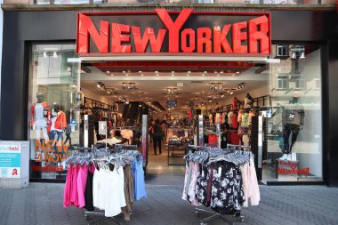 Nürnberg, Almanya - 7 Mayıs 2018: İnsanlar New Yorker moda mağazasında alışveriş caddesi Nuremberg, Almanya için Karolinenstrasse ziyaret edin.