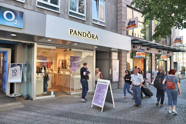 Nürnberg Tyskland Maj 2018 Människor Promenad Pandora Smyckesbutik Karolinenstrasse Shoppinggata — Stockfoto