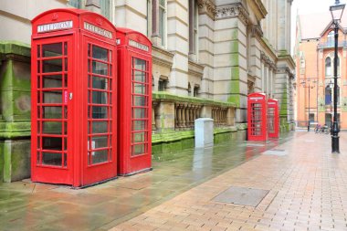 İngiltere'de sembolü - kırmızı telefon kabinleri, Birmingham, İngiltere.