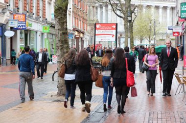 Birmingham, İngiltere - 19 Nisan 2013: İnsanlar New Street, Birmingham, İngiltere'de dükkanında. Birmingham 1.07 milyon sakinleri ile en kalabalık İngiliz şehir Londra dışında olduğunu.