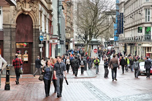 Birmingham April 2013 Menschen Kaufen Der New Street Birmingham Ein — Stockfoto