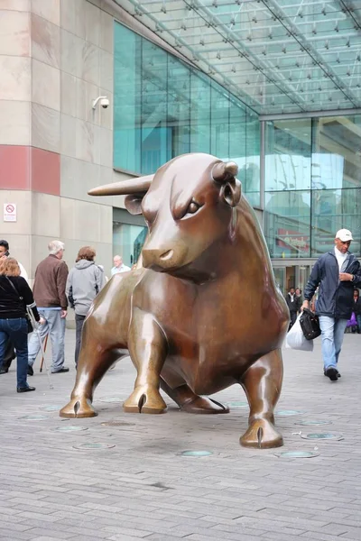 Birmingham Wielka Brytania Kwietnia 2013 Ludzie Przejść Obok Rzeźba Bull — Zdjęcie stockowe