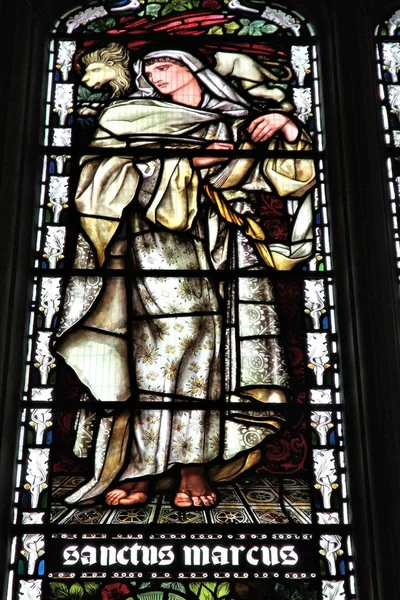 英国伯明翰 2013年4月24日 圣人标记福音传教士在被着色的玻璃里面圣马丁在公牛圆环教会在伯明翰 现在的教堂是由建筑师查特文在1873年重建的 — 图库照片